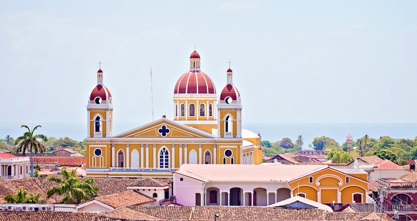 La Catedral de Granada, de estilo neoclásico, está ubicada dentro de la Plaza de la Independencia