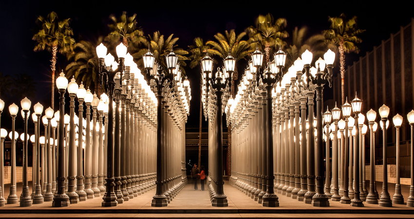 Escultura Urban Light, creada con farolas reales recogidas por su autor Chris Burden