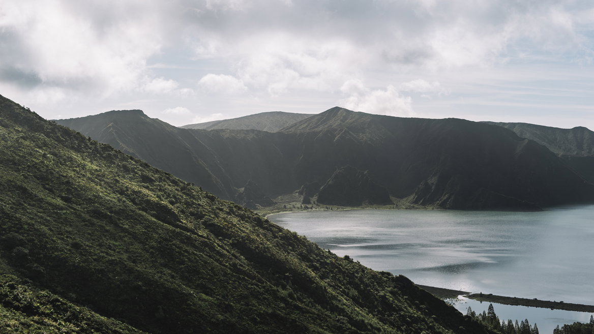 Un lago natural formado en el cráter de un volcán extinguido en la Azores