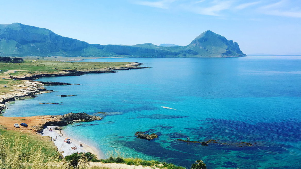 La playa de San Vito lo Capo es conocida por sus aguas cristalinas y su arena fina