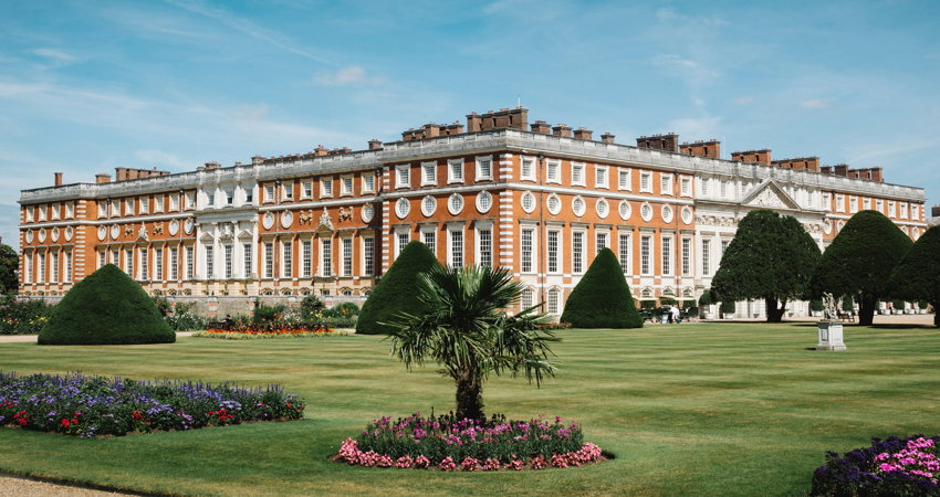 Cerca de Londres está el Palacio real de Hampton Court, construido en el siglo XVI