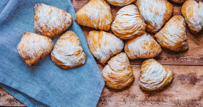 Los sfogliatelle, típicos de Nápoles, están compuestos por varias capas de hojaldre y se suelen rellenar con una pasta de almendras