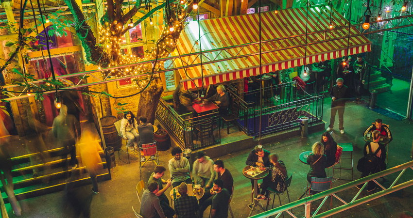 Fogas Ház, otro de los famosos ruin bars abierto hasta las 6 de la mañana, con entrada gratuita y música en vivo
