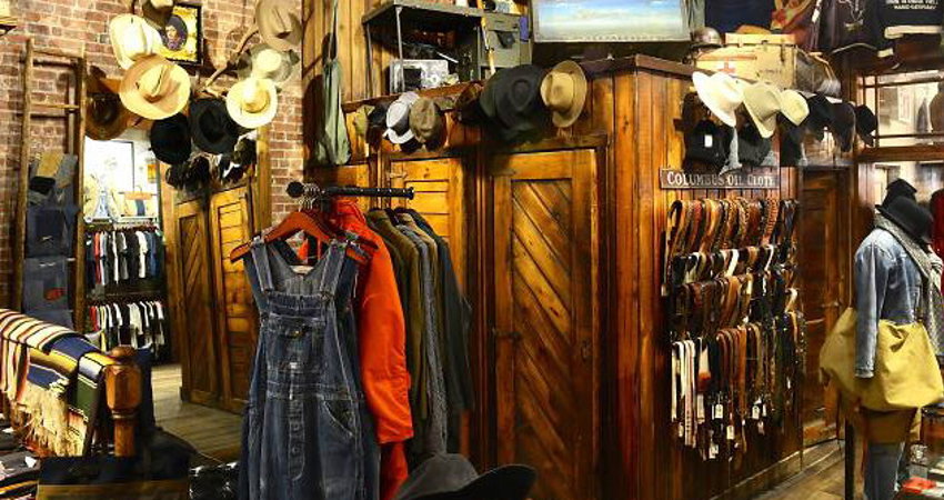 Moda y antigüedades en el mercado de SoHo, Nueva York