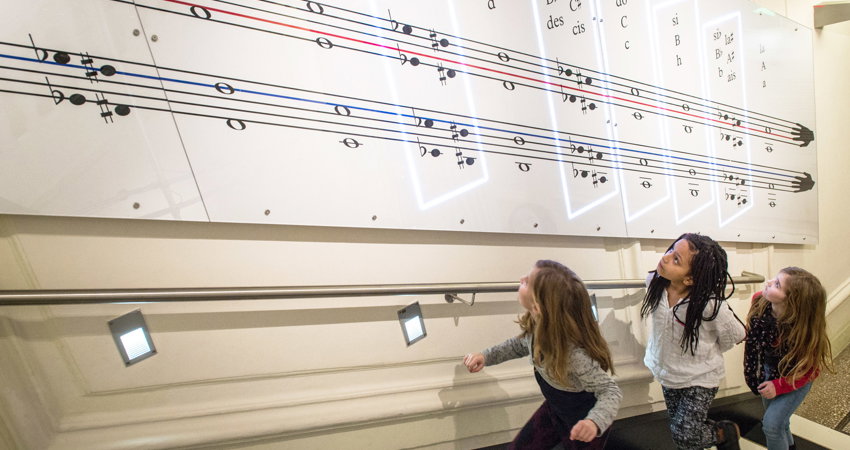 En la Casa de la Música de Viena, los niños experimentan con el sonido