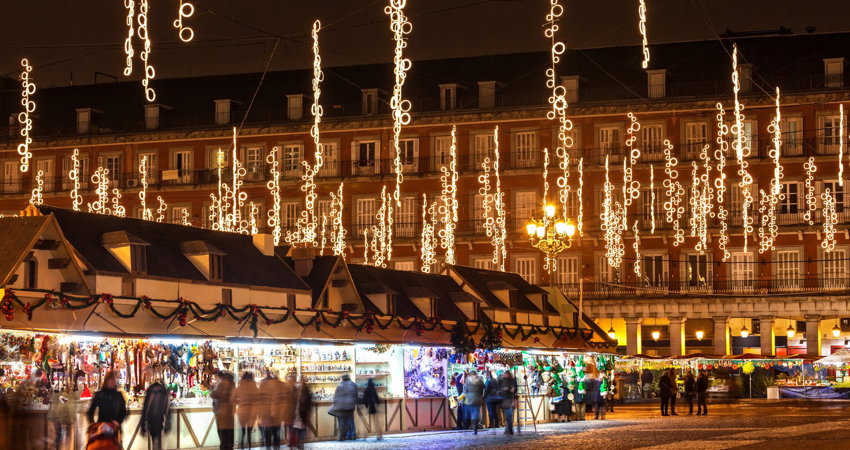 La Plaza Mayor de Madrid se ilumina en Navidad