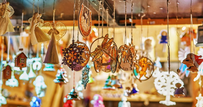 En el Mercado de Artesanía de la Comunidad de Madrid en Plaza España