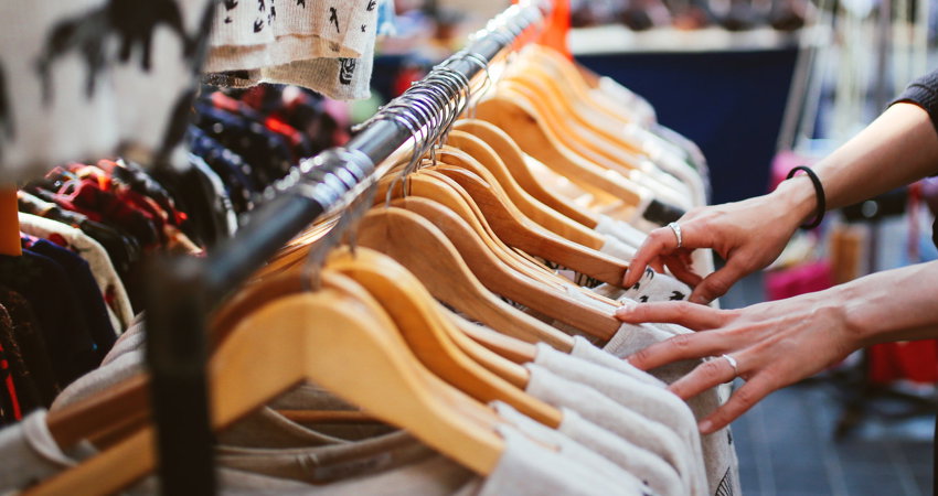 Una oferta de cosméticos, complementos, ropa para niños y  decoración