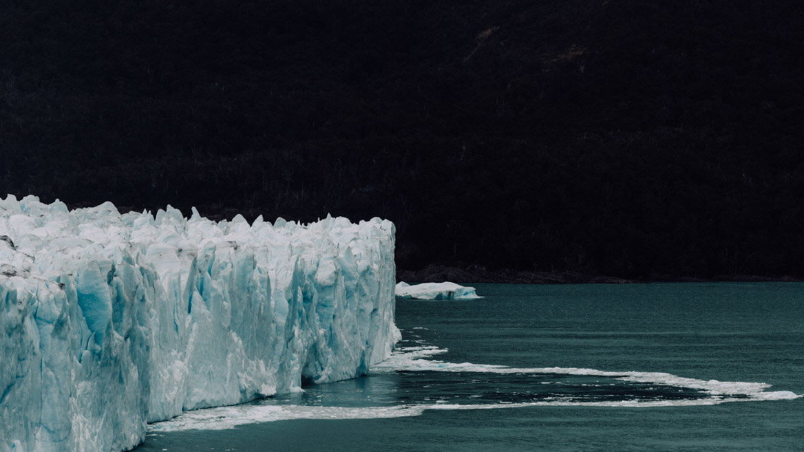 El glaciar Perito Moreno tiene unos 30 km de longitud y un frente de 60 metros de altura