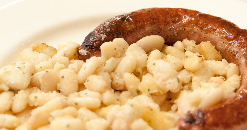 Botifarra amb moneguetes, esencial en la gastronomía catalana