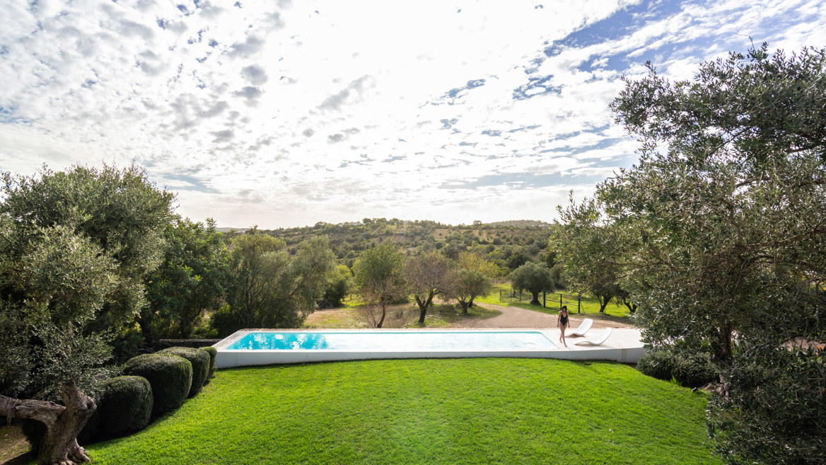 Pedro Domingos added new spaces featuring a minimalist design to the ruins of Casa Agostos, a haven of peace located in Portugal's Algarve countryside.