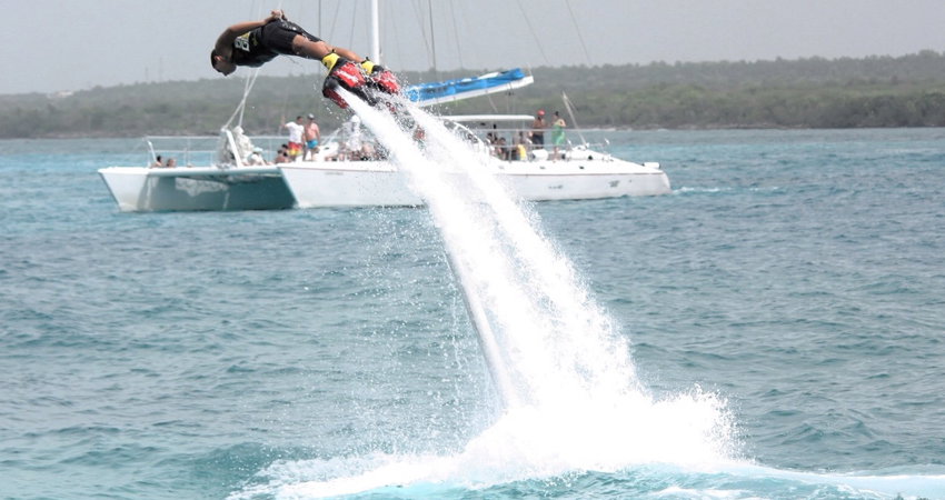 Este deporte acuático fue inventado en 2011 por el francés Franky Zapata y cada vez puede verse en más playas de todo el mundo