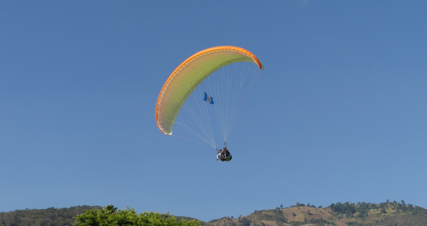 Parapente sobre el lago Atitlán y los volcanes que lo rodean (el San Pedro, el Tolimán y el Atitlán)