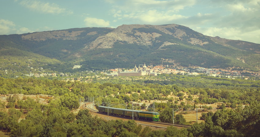 El Felipe II realiza un trayecto de 50 minutos desde la estación de Chamartín hasta El Escorial en un tren histórico de los años 40