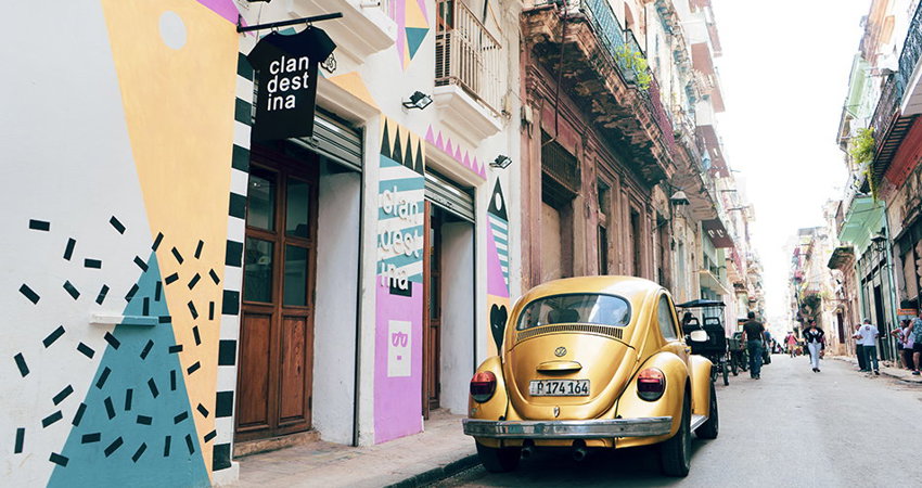 En 2015, la cubana Idania del Río y su pareja, la vasca Leire Fernández, crearon la tienda y marca de moda Clandestina, la primera marca de moda privada en Cuba