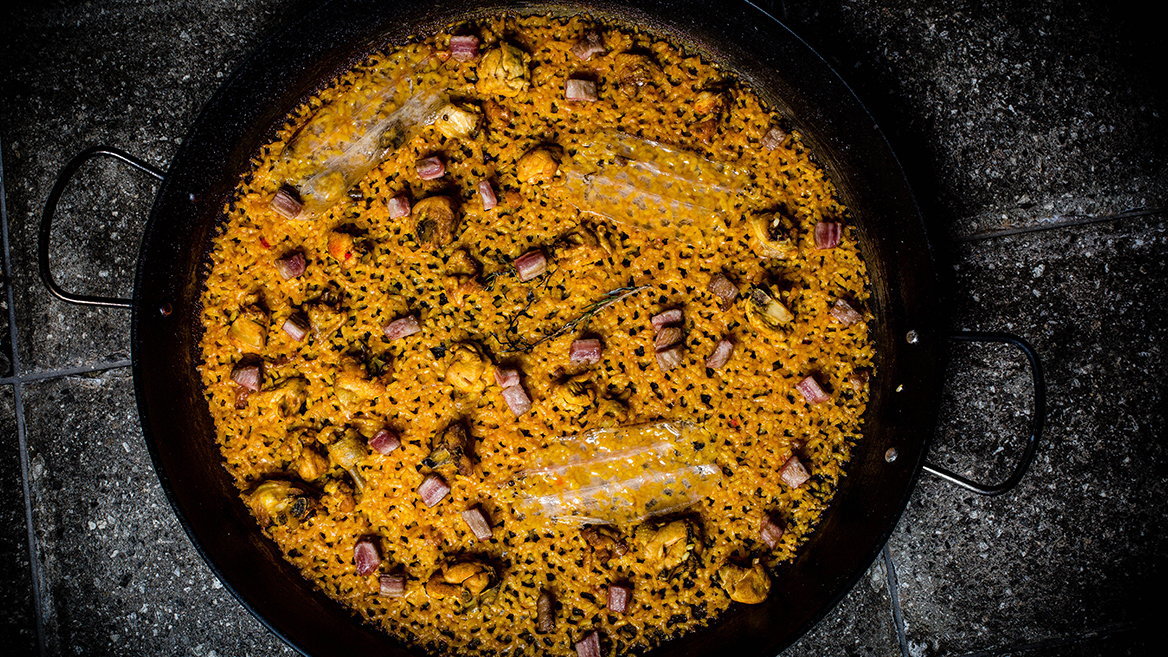 In Lobito de Mar, located in Marbella (Málaga), the rice dishes are cooked over wood and this summer, opens a new restaurant in Madrid.