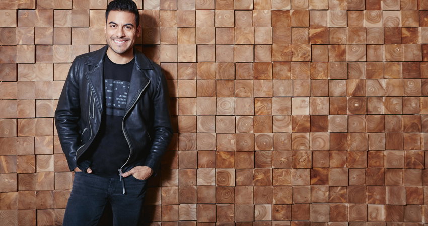 Carlos Rivera nos cuenta los detalles de su gira y cómo llegó a consolidar su carrera musical. Descubre quién es el cantante mexicano que se ha ganado el cariño del público español.