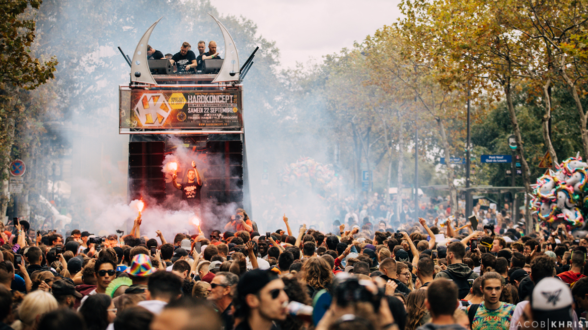 Doce carrozas recorren las calles de París a ritmo de la música electrónica en el Techno Parade de París, el 28 de septiembre 2019
