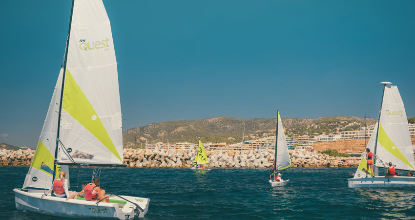Mallorca is an ideal destination for renting sailboats and obtaining the sailing licence to enjoy exploring the coast on your own boat.