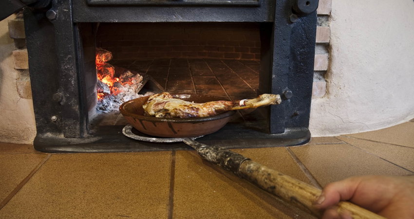 El lechazo es el plato que más identifica Aranda del Duero, un bocado imprescindible si visitas la zona en el puente de diciembre