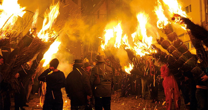 No te pierdas la fiesta tradicional de Los Escobazos de Jarandilla de la Vera en este puente de diciembre