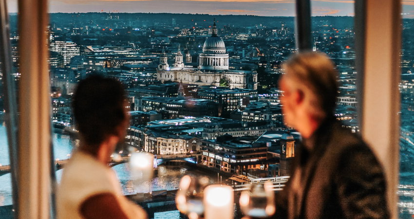 One of the best restaurants to celebrate New Year's Eve in London is Ting, on the 34th floor of The Shard, one of the most famous skyscrapers in the British capital.