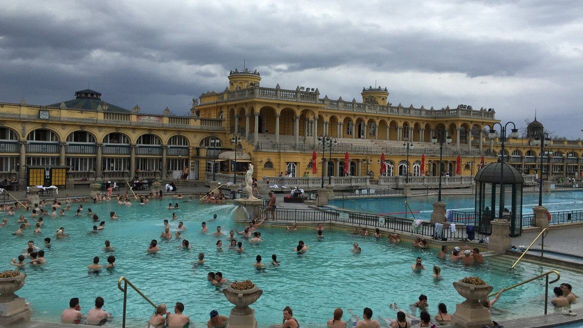 Los baños Széchenyi, en Budapest, son los mayores baños termales medicinales de Europa.