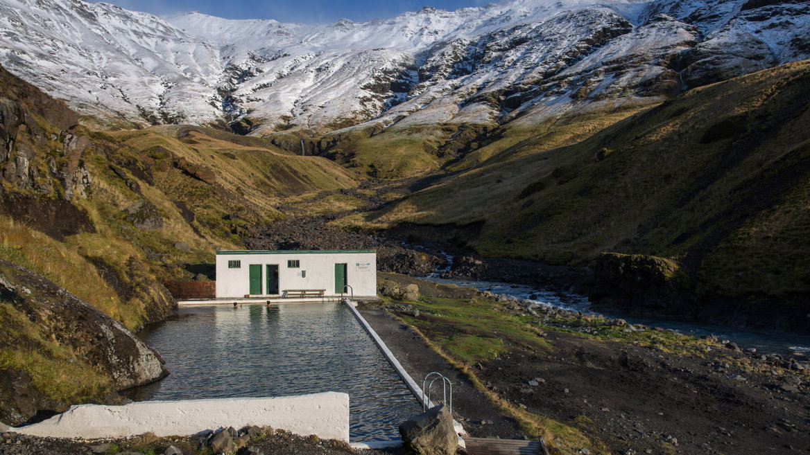 La piscina geotermal de Seljavallalaug, ubicada al sur de Islandia, escapada perfecta para Semana Santa