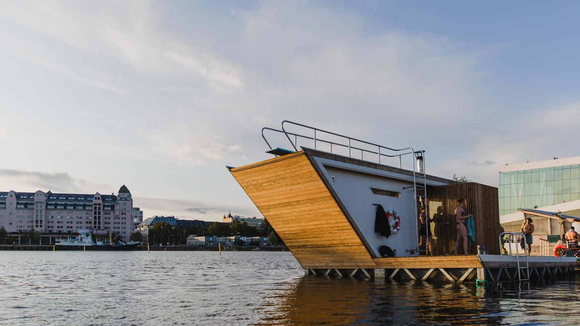 Disfruta Semana Santa en el Club de natación y Sauna de Sorenga, una organización sin ánimo de lucro que permite reservar su sauna flotante junto a la Ópera de Oslo