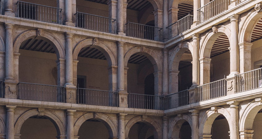 Aprovecha Stopover Hola Madrid para conocer el Patio de Santo Tomás de Villanueva en Alcalá de Henares, ciudad Patrimonio de la Humanidad.