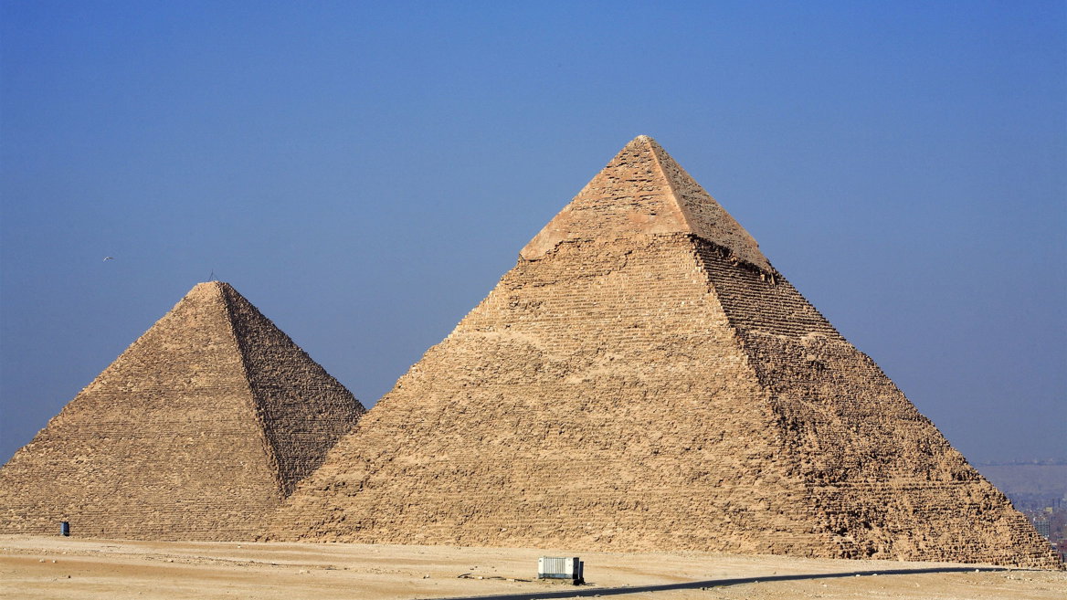 Las Pirámides de Guiza, a sólo 45 minutos de El Cairo, son una parada imprescindible en tu visita a Egipto. 