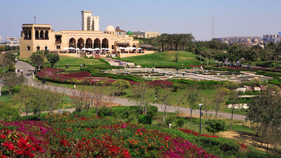 En tu visita a El Cairo no te puedes perder el parque de al-Azhar, uno de los más grandes de la ciudad.