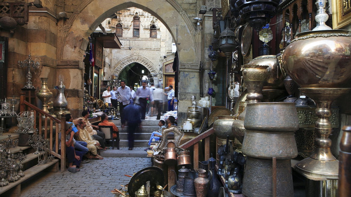El mercado Khan El-Khalili es uno de los principales atractivos para los turistas en El Cairo, Egipto. 