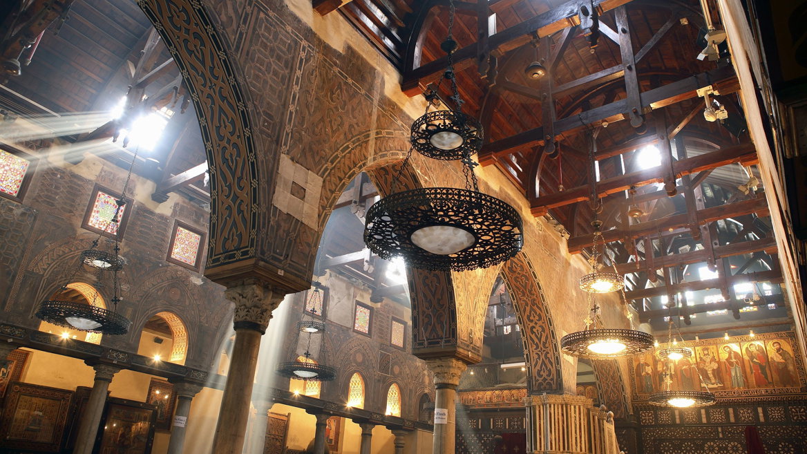 La Iglesia Colgante de la Virgen María es uno de los lugares clave qué ver en El Cairo, una joya del siglo IV.