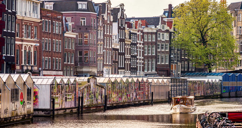 Aprovecha esta primavera para visitar uno de los lugares más famosos de Ámsterdam: el mercado de flores Bloemenmarkt.