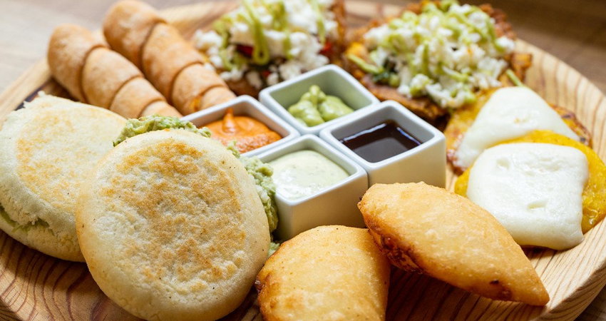 El plato apartapalos de Apartaco es ideal para degustar los entrantes más clásicos de la gastronomía venezolana en Madrid.