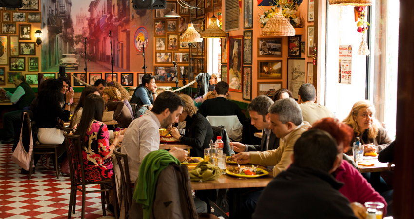 El restaurante La Negra Tomasa lleva más de 20 años ofreciendo comida casera cubana acompañado de música y espectáculo en directo.