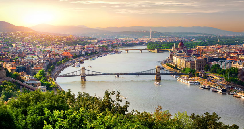 Ver el atardecer desde la colina Géllert, junto a la Ciudadela, es un clásico en Budapest que no te pueds perder este puente de mayo.