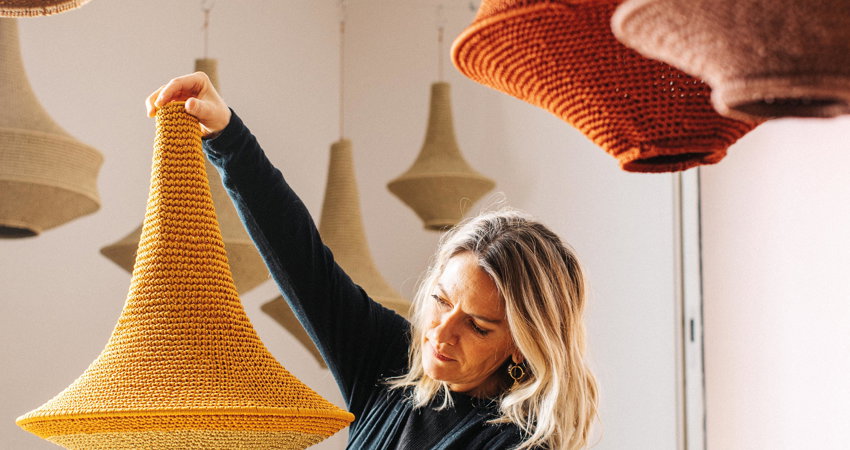 Si vas de compras por Marrakech, visita Hamimi Design, un local donde encontrarás estas lámparas fabricadas artesanalmente con ganchillo por mujeres del poblado de Tougana.