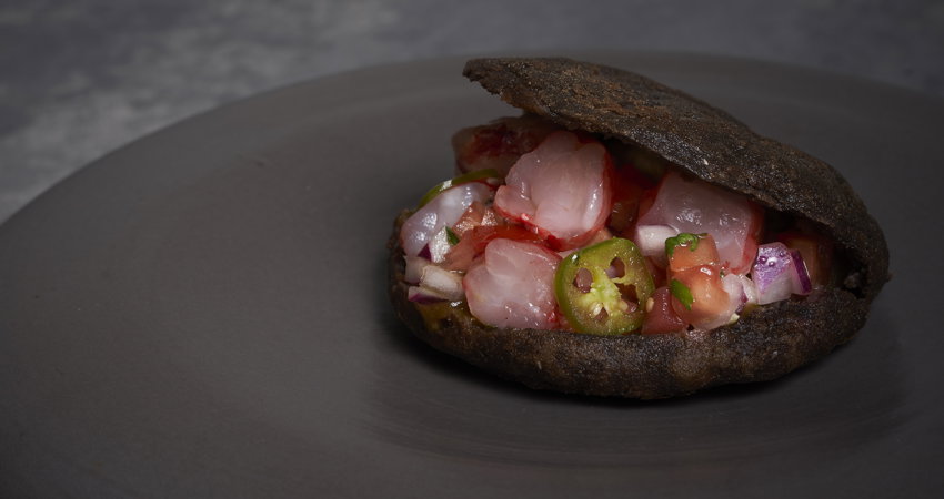 The chubby blue corn with sucker, carabinero and pico de gallo costaño, one of the most spectacular dishes of the Mexican restaurant Punto MX.