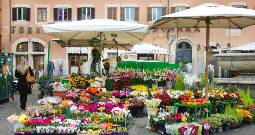 Para celebrar la primavera visita el mercado de flores de Campo de Fiori en Roma y disfruta también de un buen aperitivo.