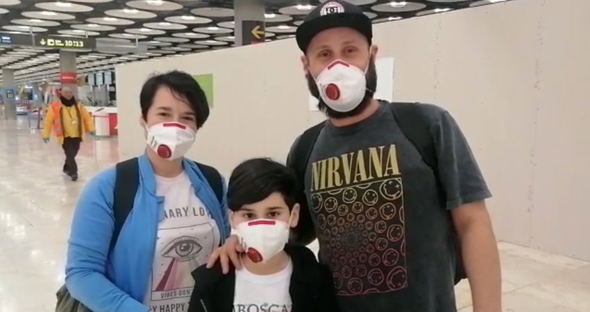 Una familia repatriada, en el aeropuerto de Madrid
