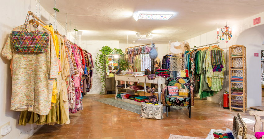 La Galería Elefante es una concept store en Ibiza que vende desde joyería y bisutería hasta decoración, pasando por su línea de ropa.