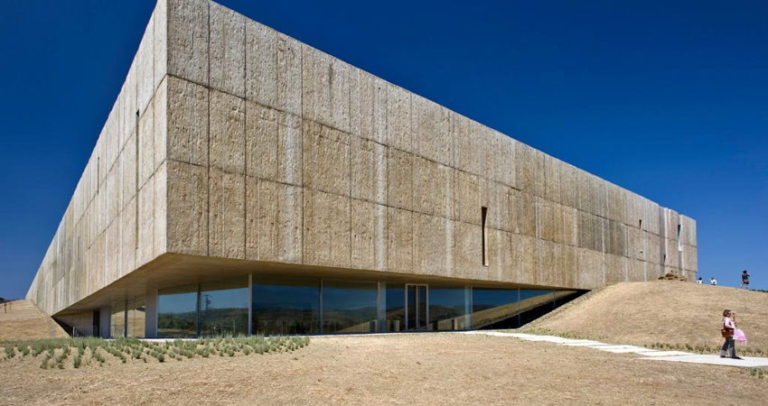 Inaugurado el 30 de julio dentro del Parque Arqueológico Vale do Côa, su moderno edificio muestra piezas encontradas en el fascinante enclave, la mayoría del Paleolítico.