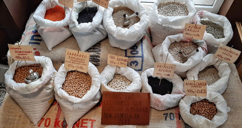 A Puñaos, en la calle Magallanes de Santander, antiguo ultramarinos que aún hace venta a granel