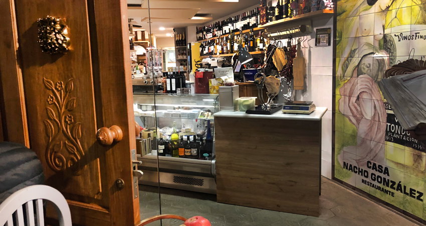 La Abacería de la Sal, en Cabezón de la Sal, conserva en la Plaza del Ángel de la Bodega el aire y el espíritu de una antigua abacería, donde todo lo que está en la carta también se puede comprar para llevar.