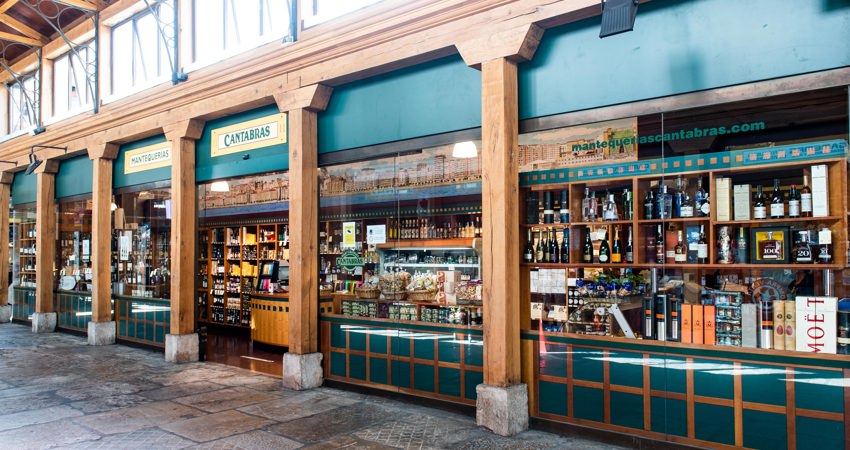 Mantequerías Cántabras fue fundada en 1850 y está especializada en vinos (cuenta con su propio distribuidor, Tablanca) y su tienda principal se ubica en la calle Hernán Cortés