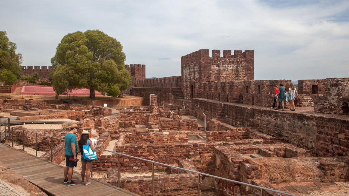 Silves, the former capital of the Algarve, still preserves a mediaeval essence that makes it one of Portugal’s prettiest villages.
