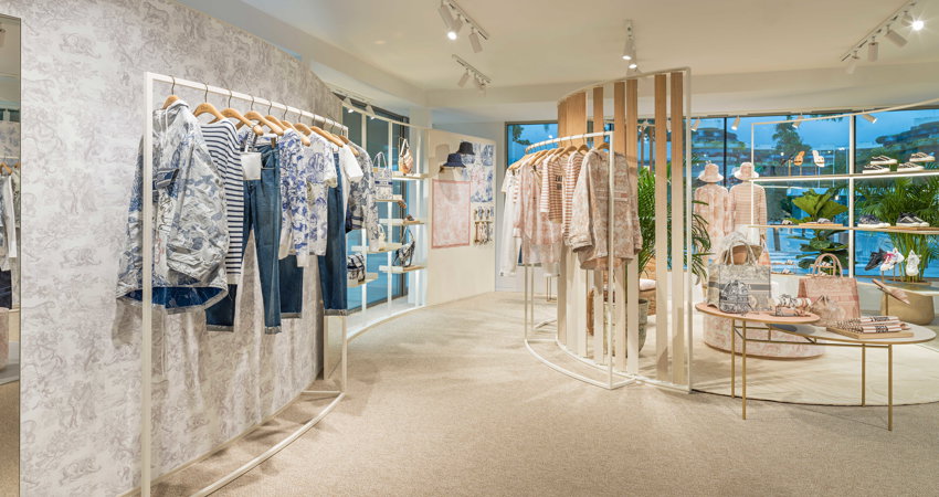 Dior has opened a pop-up store in Ibiza’s marina with an exclusive collection for the island. Hurry, as it closes in October.