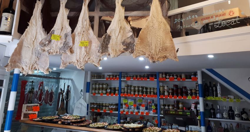 La Tienduca makes one of the hallmarks of the old grocery stores its letter of introduction: great bacaladas drying on a hook welcome the customer in this Portuguese grocery store that is also a bar and restaurant.